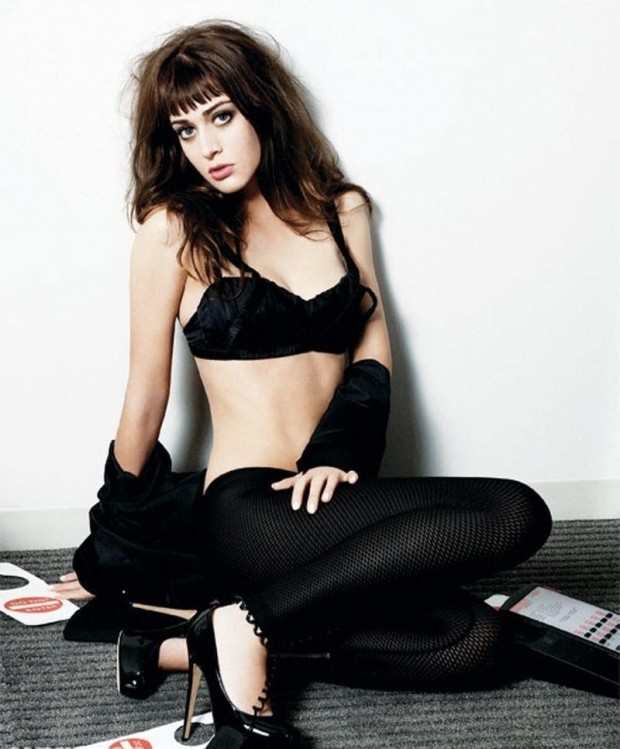 Lizzy Caplan Image